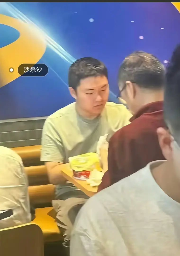 想看《上海第二工业大学沙哥》？沙哥回应进展别错过，高清沙哥砸门视频，还有老师请沙哥吃汉堡视频等你看！