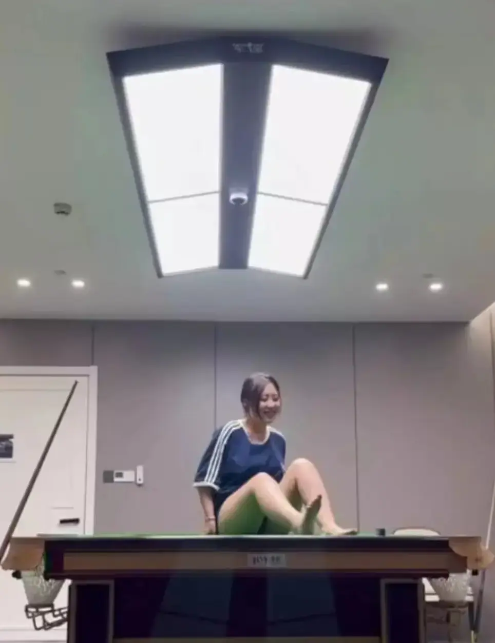 《江苏东台名爵台球厅事件》揭秘：江苏东台名爵台球厅助教风波，隐秘视频流出，打球竟有特别待遇，免费在线观看！