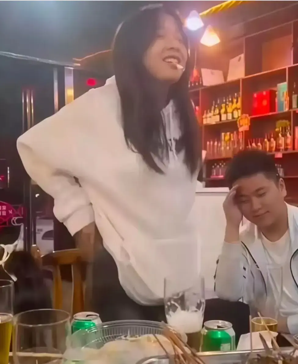 《贵州凯里女孩喝酒事件》大瓜-酒过三巡脱衣助兴原视频曝光现场独家免费观看，全过程