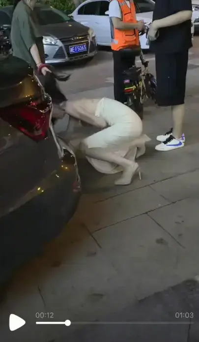 超刺激！《白衣女子被抓头发跳河》，街头冲突中白衣女子跳河，小三引发的事件后续高清呈现，快来观看！