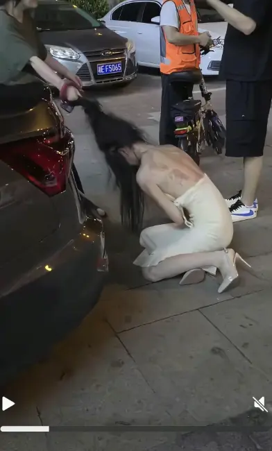 聚焦《白裙女子被抓头发跳河》，揭秘小三疑云来龙去脉，白裙女子跳河后续高清呈现，在线免费看！