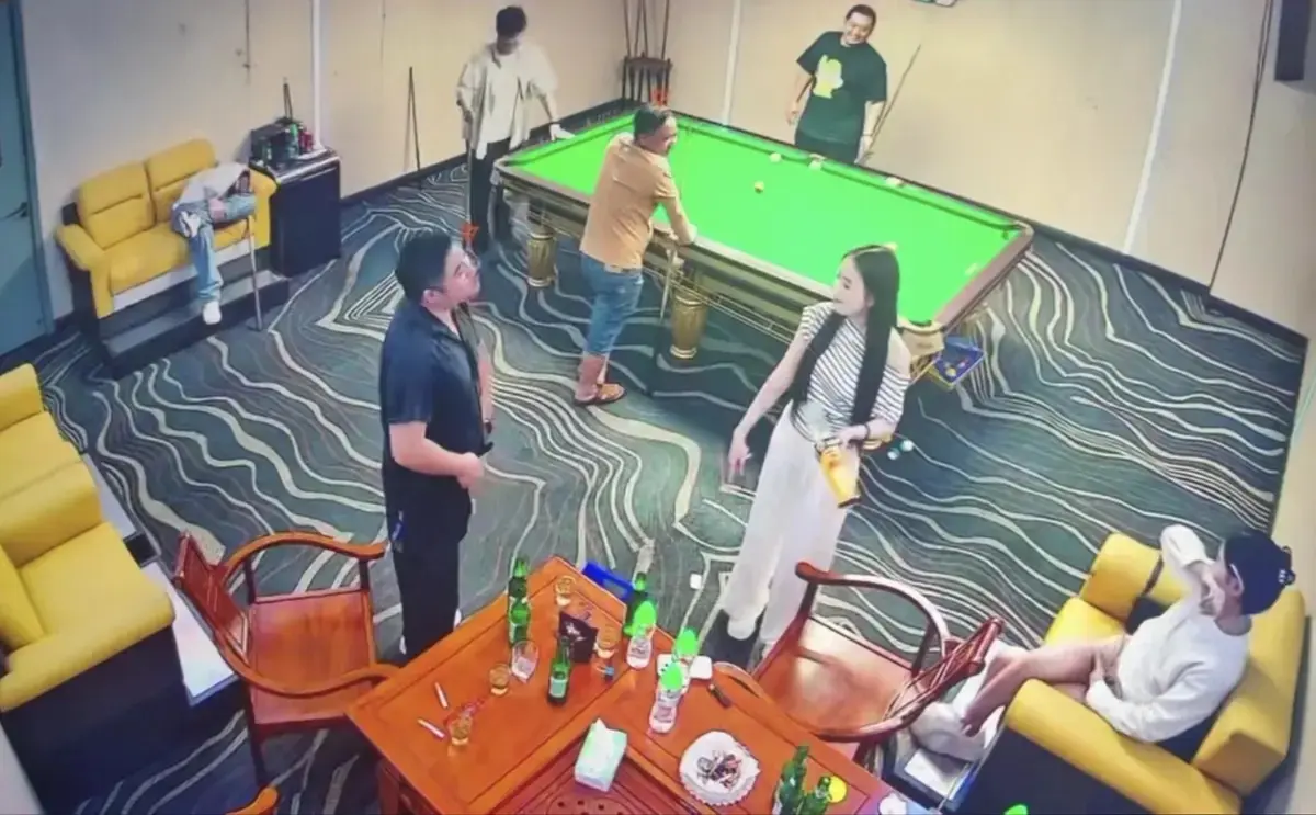 免费观看《海口台球厅2V5》男女对战现场监控视频，1080P高清无删减，《海口台球厅2V5》全片流畅不卡顿！