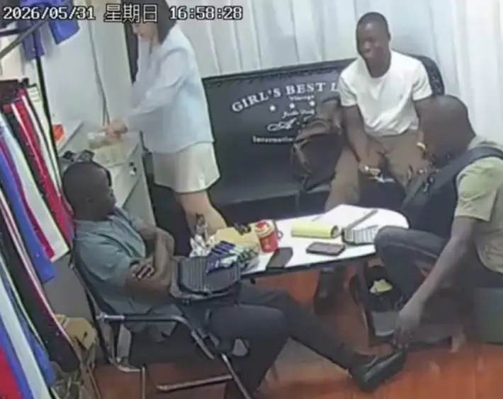 《三个黑人买衣服》三英战吕布事件-上海服装店老板娘监控录像曝光-三个黑人买衣服下大单原视频1080P高清播放