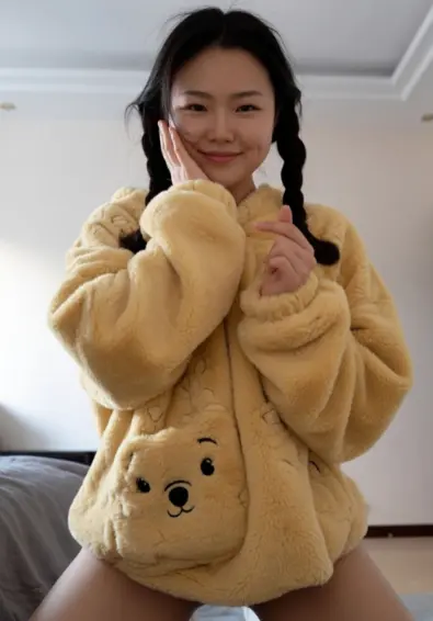 《建始实验小学》蓝光资源永久可用：黄睡衣少女惊艳回眸，《建始实验小学》绝版影像无删减免费看！