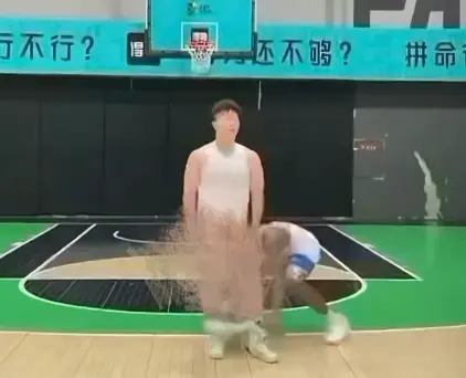 《牛教练的裤子》里黑哥不讲武德偷袭牛教练