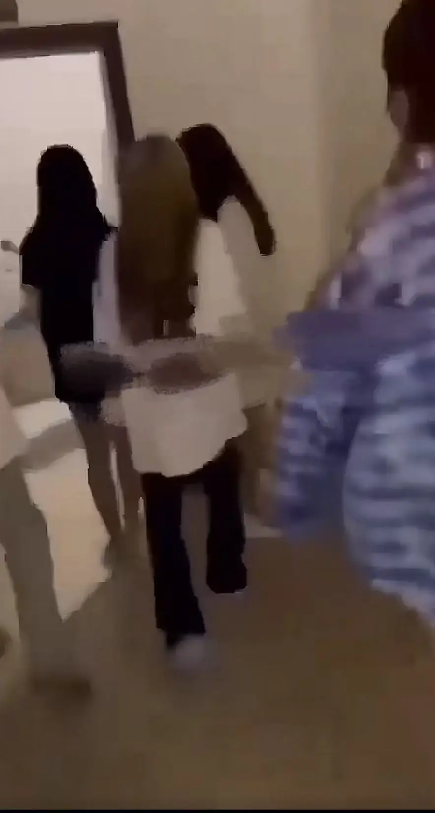 爆火的《四川高中女厕所争夺战》HD高清免费观看_厕所保卫战全程原视频_最新未删减资源_《四川高中女厕所争夺战》免费在线看