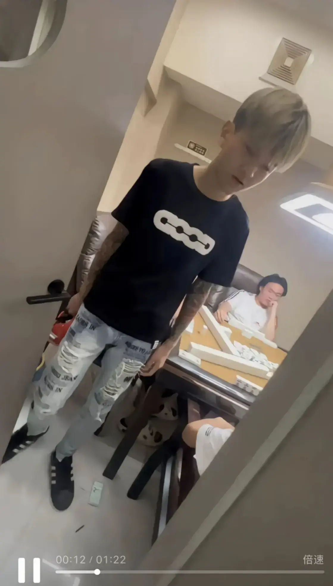 《国服达摩潮汕网红事件》全内容-麻将室3秒18拳1080P高清播放-女票被摸手引发冲突情况