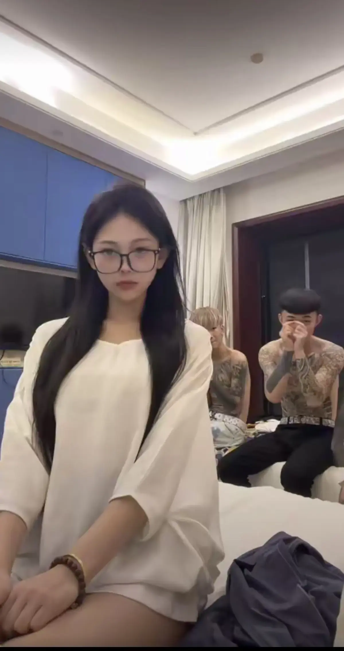 《小诗颖以一敌三》1080P超清画质全集免费资源